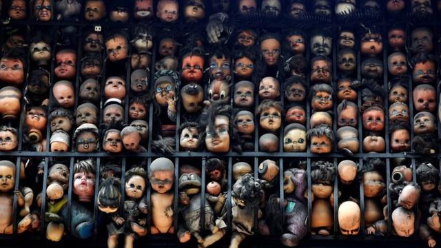 Dihubungkan dengan Mitos, Seni Instalasi Balkon Puluhan Boneka Ini Bikin Merinding