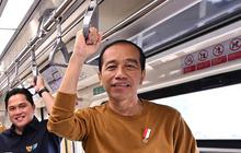 FOTO: Presiden Jokowi Semringah Jajal LRT Tanpa Masinis: Nyaman dan Lancar