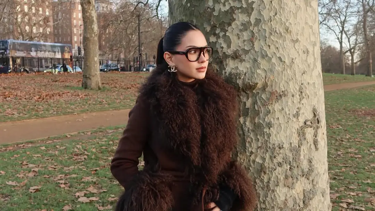 Hamil Tetap On Point, Alyssa Daguise Pamer Baby Bump dengan Coat Bulu & Perhiasan Nyaris Rp1 Miliar Saat Liburan Tahun Baru 2026 di London