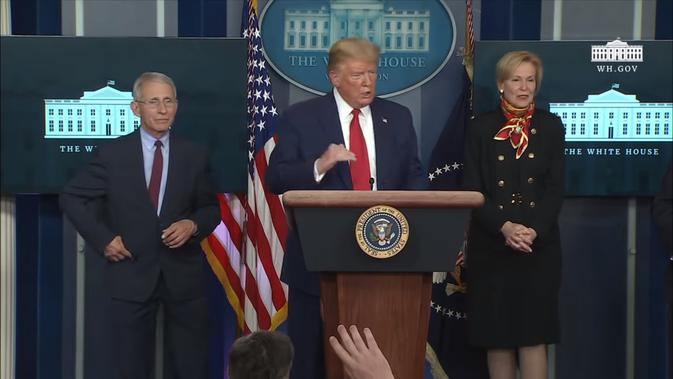 Presiden AS Donald Trump bersama Dr. Anthony Fauci dan Dr. Deborah Birx yang menjadi penasihat Gedung Putih melawan Virus Corona (COVID-19). Dok: Gedung Putih