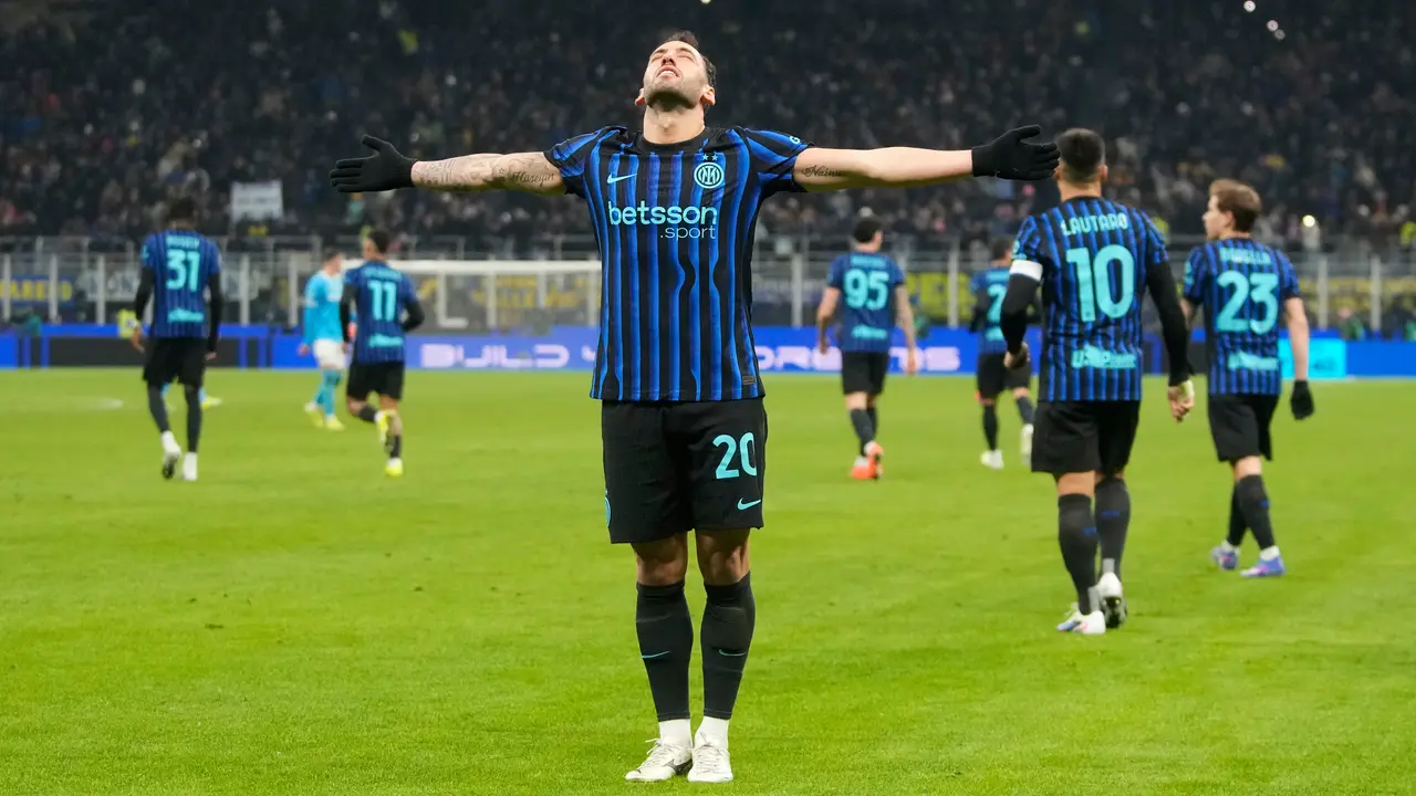 Pemain Inter Milan Hakan Calhanoglu merayakan gol