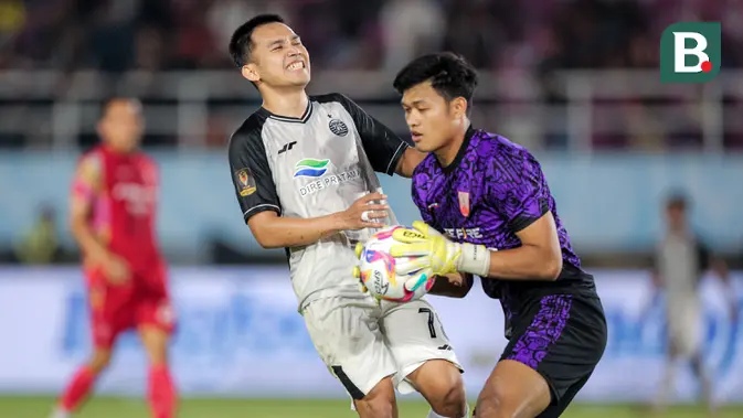 <p>Kiper Persis Solo, Muhammad Riyandi berhasil menangkap bola dari ancaman pemain Persija Jakarta, Witan Sulaeman pada laga perebutan peringkat ketiga Piala Presiden 2024 di Stadion Manahan, Solo, Sabtu (3/8/2024). (Bola.com/Bagaskara Lazuardi)</p>