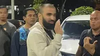 Polisi menangkap satu dari sembilan pelaku dugaan perampokan dan penculikn terhadap WNA Ukraina di Bali, yang videonya viral di media sosial. (Liputan6.com/ Dok Ist)