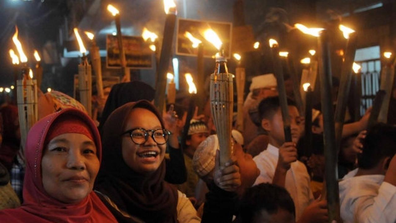 Pawai obor dan kembang api meriahkan malam tahun baru 1437 Hijriah