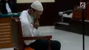 Terdakwa kasus pembunuhan dokter Letty Sultri, dokter Ryan Helmi menjalani sidang sidang putusan di Pengadilan Negeri Jakarta Timur, Selasa (7/8). Majelis hakim memutuskan terdakwa dokter Ryan Helmi divonis penjara seumur hidup. (Merdeka.com/Imam Buhori)