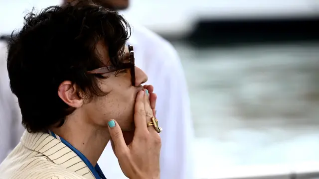 Gaya Retro Harry Styles Saat Hadiri Venice Film Festival 2022