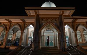 Warga berdiam diri atau beritikaf pada malam ke-27 bulan puasa Ramadhan 1443 H di Masjid Asy-Syuhada, Cikampek, Kabupaten Karawang, Jawa Barat, Jumat (29/4/2022). Itikaf dilakukan pada 10 hari terakhir bulan Ramadhan dengan membaca Alquran, dzikir, dan selawat untuk mencari rida Allah SWT. (merdeka.com/Imam Buhori)