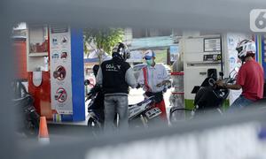 Petugas SPBU mengisi bahan bakar jenis pertalite kepada pengguna sepeda motor di Pamulang, Tangerang Seatan, Banten, Senin (21/9/2020). Pertamina memberi diskon harga BBM jenis pertalite di Tangerang Selatan dan Bali, dari Rp 7.650 menjadi Rp 6.450 per liter. (merdeka.com/Dwi Narwoko)