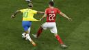 Striker Brasil, Neymar, berusaha melewati pemain Swiss, Fabian Schaer, pada laga Piala Dunia di Stadion Rostov, Rusia, Senin (17/6/2018). Dilanggar sebanyak 10 kali membuat Neymar masuk rekor di Piala Dunia. (AP/Andrew Medichini)