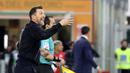 Pelatih Venezia, Eusebio Di Francesco memberikan arahan kepada para pemainnya dalam laga lanjutan Liga Italia 2024/2025 melawan Fiorentina di Stadio Pier Luigi Penzo, Venezia, Italia, Senin (12/05/2025) waktu setempat. (AP Photo/LaPresse/Paola Garbuio)