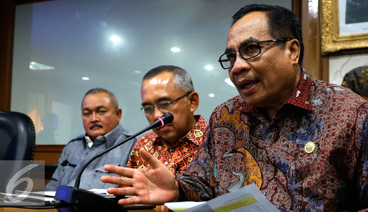 Penjabat Gubernur Jambi Irman memberikan keterangan pers terkait Operasi Darurat Asap di Kementerian LHK, Jakarta, Sabtu (5/9/2015). Pemerintah berupaya mengatasi kebakaran hutan dan lahan di Sumatera dan Kalimantan. (Liputan6.com/Yoppy Renato)