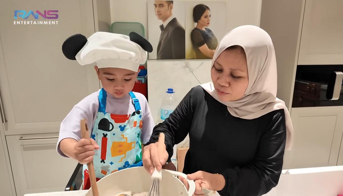 Potret Rayyanza Belajar Buat Takjil Jelang Ramadan, Pas Ditanya Soal Rasa Bikin Ngakak 'Enak, tapi Masih Jauh'