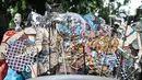 Sejumlah koleksi wayang uwuh karya seniman Iskandar Hardjodimuljo ditampilkan di kawasan Cawang, Jakarta, Kamis (29/10/2020). Iskandar berharap pandemi COVID-19 segera hilang agar wayang uwuh buatannya dapat kembali dikirim ke luar negeri. (merdeka.com/Iqbal S. Nugroho)