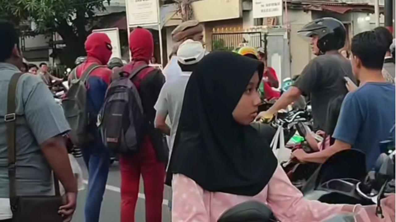 Momen Heroik 'Spiderman dan Deadpool' Lerai Perkelahian di Jalan Raya