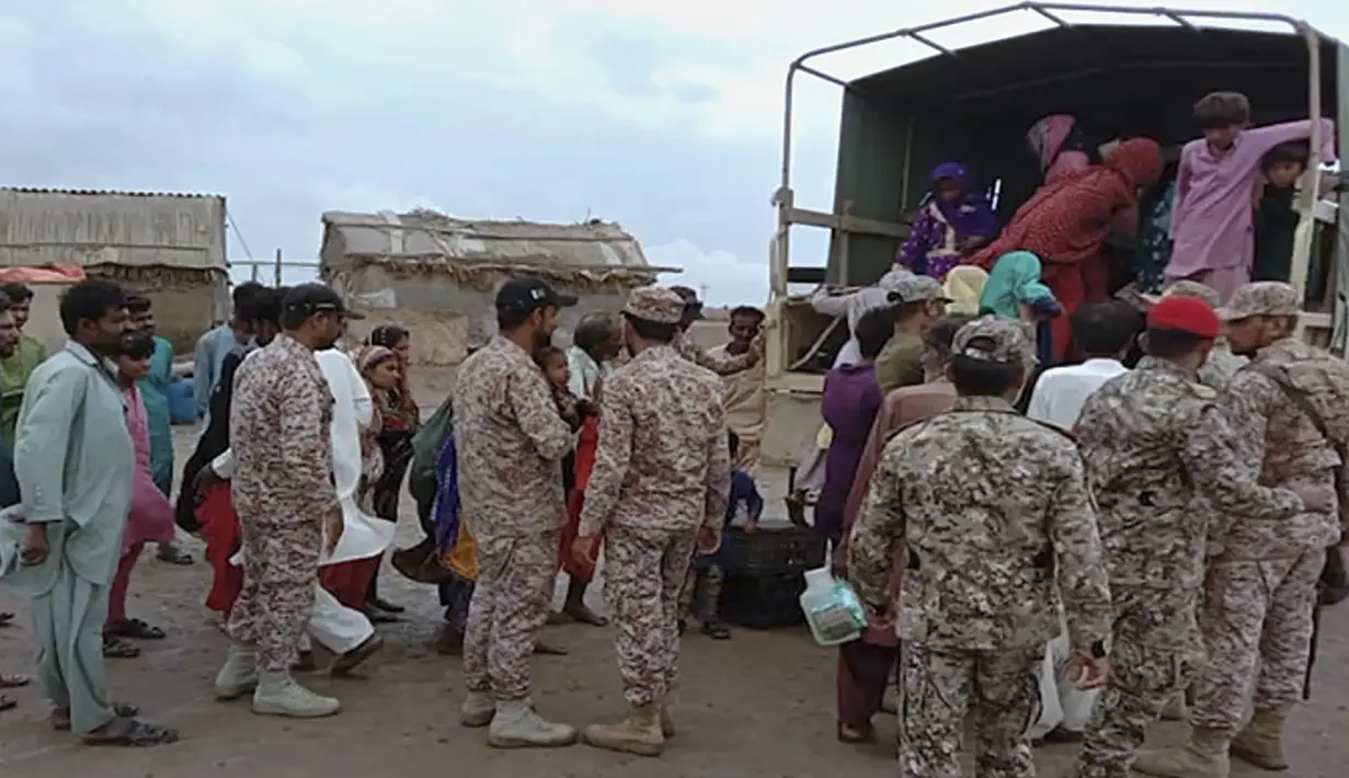 Tentara dan otoritas sipil Pakistan berencana mengevakuasi 80.000 orang ke tempat aman di sepanjang pantai selatan negara itu. (Pakistan's Sindh Rangers via AP)