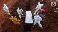 Petugas melakukan pemakaman korban COVID-19 di TPU Jombang, Tangerang Selatan, Banten, Senin (18/1/2021). Sudah dua minggu terakhir terjadi penambahan pemakaman korban COVID-19 di TPU Jombang. (merdeka.com/Arie Basuki)