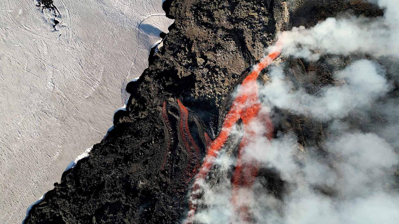 Erupsi Gunung Etna yang Memukau: Saat Salju Menyatu dengan Lava