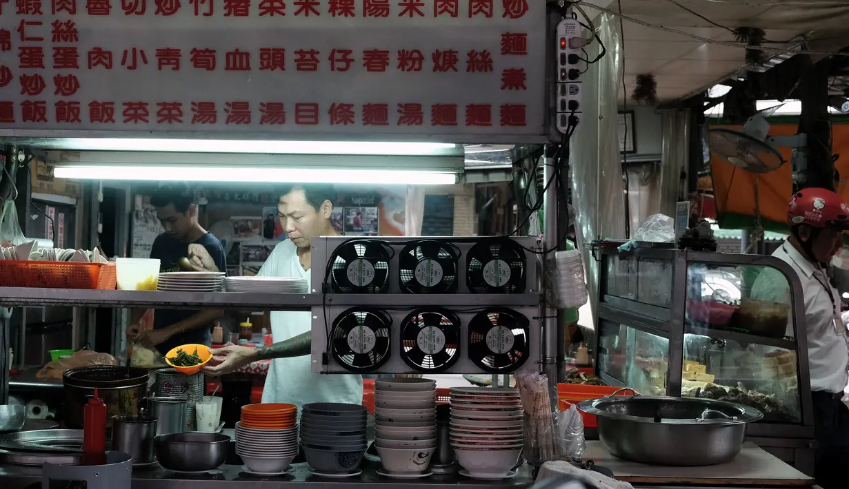 Mantan gangster Taiwan, Yen Wei-shun menyiapkan mi di kedai usaha keluarganya di pasar tradisional New Taipei City, 4 September 2018. Dukungan keluarga dan apresiasi orang-orang yang telah dibantunya ikut mengarahkan Yen ke jalan yang benar. (SAM YEH/AFP)