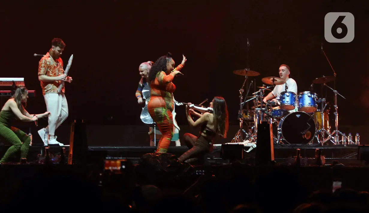 Grup musik Clean Bandit saat tampil menutup kemeriahan Festival Musik Soundrenaline di Allianz Ecopark, Ancol, Jakarta, Minggu (27/11/2022). Clean Bandit yang merupakan grup musik elektronik asal Inggris itu menutup kemeriahan Soundrenaline 2022 dengan lagu berjudul Solo, I Miss You, But You, Real Love, dan Rather Be. (Liputan6.com/Herman Zakharia)