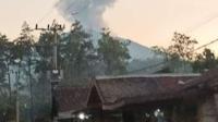 Gunung Raung erupsi, Nampak kepulan asap hitam membumbung ke udara (Istimewa)
