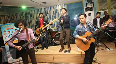 Grup band d'Masiv tampil dalam acara launching lagu berjudul 'Di Bawah Langit yang Sama' di Jakarta, Jumat (5/2). Lagu tersebut menjadi OST film 'BoBoiBoy The Movie' serta akan dimuat dalam album kelima mereka. (Liputan6.com/Immanuel Antonius)