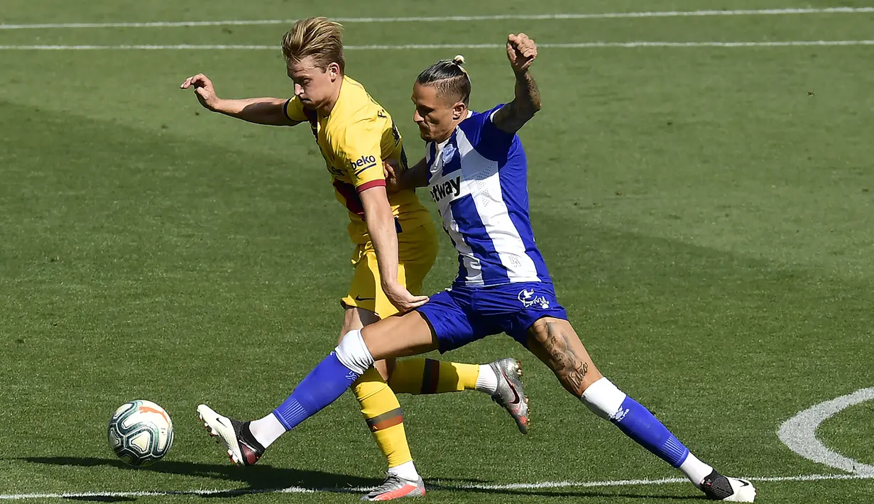 Pemain Alaves Ljubomir Fejsa (kanan) berebut bola dengan pemain Barcelona Frenkie de Jong pada pertandingan La Liga di Stadion Mendizorroza, Vitoria, Spanyol, Minggu (19/7/2020). Barcelona menang 5-0. (AP Photo/Alvaro Barrientos)