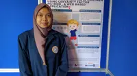 Mahasiswi Fakultas Sains dan Teknologi Universitas Airlangga (FST UNAIR) Surabaya, Farissa Riski Rahmadona menciptakan aplikasi sistem deteksi stunting. (Foto: Liputan6.com/Dian Kurniawan)