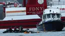 Kecelakaan ini terjadi sekitar pukul 15:15 waktu setempat di dekat Dermaga 40, Manhattan, Amerika Serikat (AS). (Michael M. Santiago/GETTY IMAGES NORTH AMERICA/Getty Images via AFP)