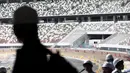 Awak media mengunjungi Stadion Nasional Tokyo, yang akan menjadi pusat penyelenggaraan Olimpiade 2020, di Tokyo pada Rabu (3/7/2019). Stadion tersebut didesain oleh arsitek Jepang, Kengo Kuma, dan konstruksinya mewakili koneksi Jepang dengan alam bebas. (Behrouz MEHRI/AFP)