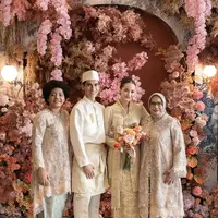 Sedangkan Molen Kasetra tampil dengan busana senada dengan Enzy. Potret bahagia Enzy setelah menerima lamaran Molen berfoto bersama mama dan adiknya. [Instagram/fadlan_indonesia]