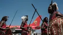 Penari suku Maasai Kenya tampil pada saat kedatangan pesawat khusus yang membawa trofi Piala Dunia FIFA selama Tur Dunia di bandara Internasional Jomo Kenyatta di Nairobi (26/2). (AFP Photo/Yasuyoshi Chiba)