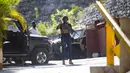 Penjaga kepresidenan berpatroli di pintu masuk kediaman mendiang Presiden Haiti Jovenel Moise di Port-au-Prince, Haiti, Rabu (7/7/2021).  Jovenel Moise dibunuh dalam aksi penyerangan di kediaman pribadinya pada Rabu (7/7/2021). (AP Photo/Joseph Odelyn)