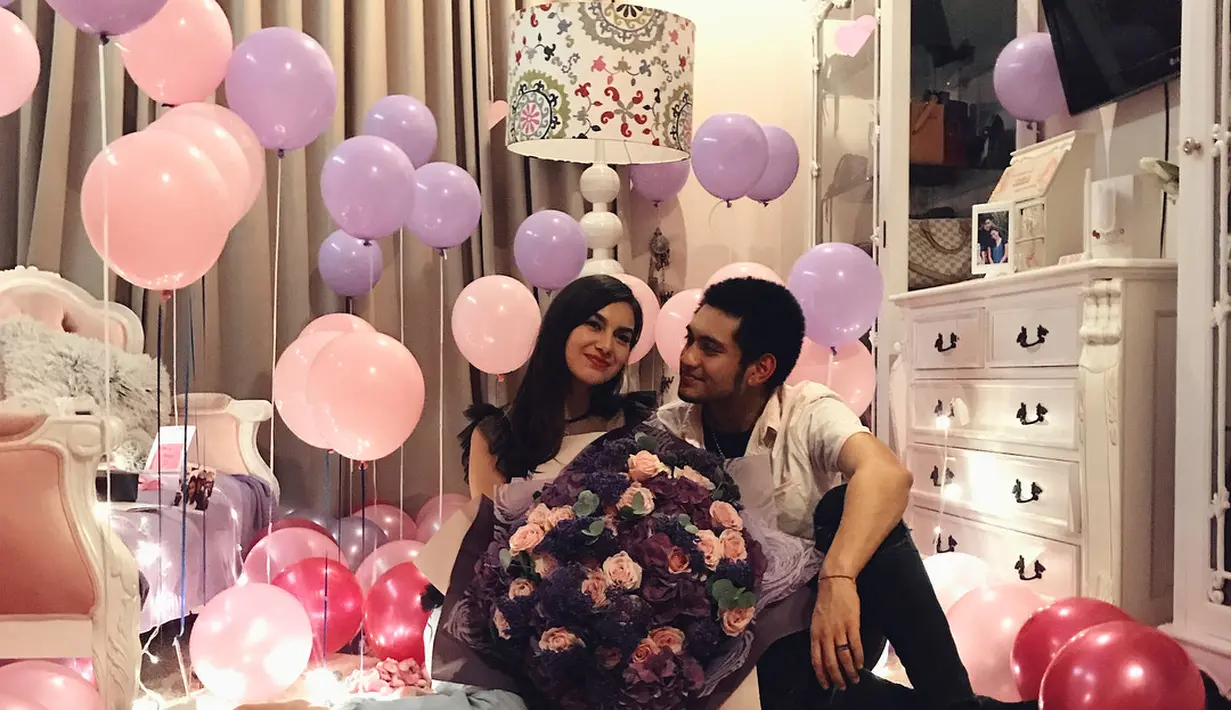 Pada tanggal tersebut, sebuah kejutan ulang tahun di buat sang kekasih, Giorgino. Selain merayakan bersama orangtua dan kekasih, dalam foto yang dibagikan juga bersama dengan para penggemarnya. (Instagram/giorgino_abraham)