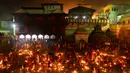 Umat Hindu Nepal mengarungi lampu minyak selama festival Bala Chaturdashi di Kuil Pashupatinath di Kathmandu (6/12). Festival Bala Chaturdashi ini dirayakan untuk mengenang anggota keluarga yang telah tiada. (AFP Photo/Prakash Mathema)