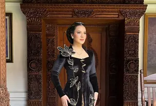 Intip pesona ayu Raisa kenakan kebaya Jawa di video klip terbaru dengan Ahmad Dhani (@_kenakan)