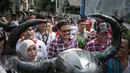 Djarot Saiful Hidayat saat kunjungan ke Jalan Ali Sadikin di Kelurahan Papanggo, Jakarta Utara (23/11). ). Djarot mengungkapkan pihaknya bakal segera merapikan bangunan-bangunan sekolah, khususnya di Papanggo pada tahun 2017. (Liputan6.com/Faizal Fanani)