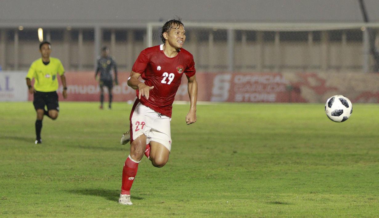 Adam Alis menjadi kreator di lini tengah untuk membangun serangan Timnas Indonesia. Adam Alis beberapa kali juga memberikan ancaman terhadap gawang Tira Persikabo. (Foto: Bola.com/M. Iqbal Ichsan)