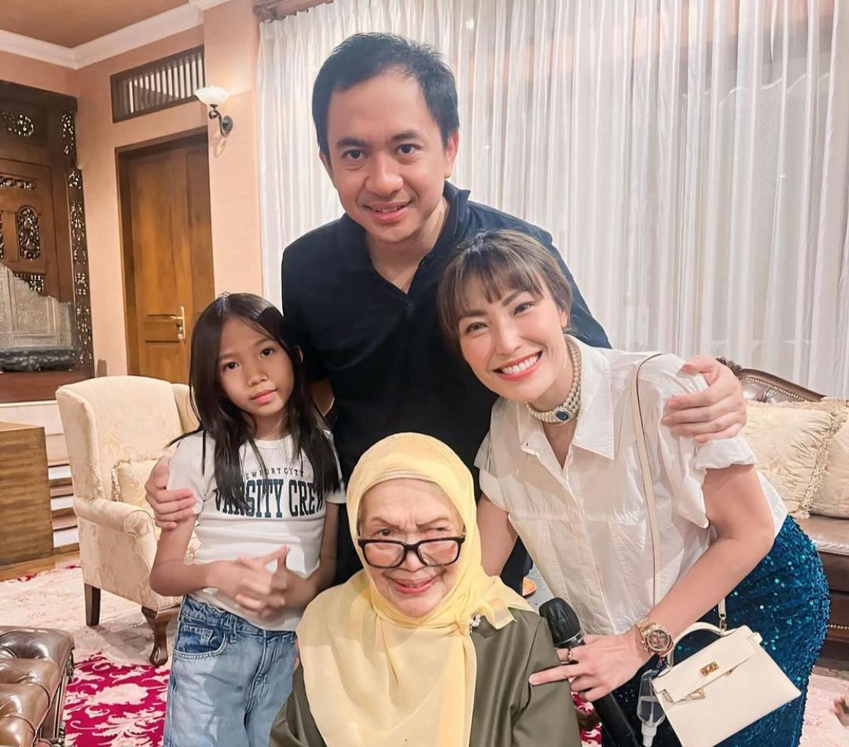 Ayu Dewi Berduka, Nenek dari Keluarga Regi Datau Meninggal Dunia