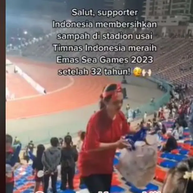 Pendukung Timnas Indonesia Bersihkan Sampah di Stadion Usai Final SEA Games 2023