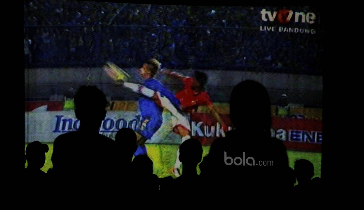 Para Jakmania saat nonton bareng laga Persib kontra Persija di Kalideres, Jakarta, Sabtu (22/7/2017). Dilarang datang ke GBLA membuat Jakmania menggelar nobar di beberapa titik ibu kota. (Bola.com/M Iqbal Ichsan)