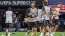 Pemain Bayern Munchen, Robert Lewandowski, saat mengikuti sesi latihan jelang pertandingan Piala Super Eropa 2020 di Puskas Arena, Budapest, Kamis (24/9/2020). Bayern Munchen akan menghadapi juara Liga Europa, Sevilla. (AFP/Attila Kisbenedek)
