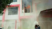 Gedung Telkom dan Grapari Telkomsel di Jalan Hang Tuah, Pekanbaru, terbakar. (Liputan6.com/M Syukur)