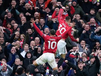 Pemain Manchester United, Benjamin Sesko dan Matheus Cunha, melakukan selebrasi setelah mencetak gol ke gawang Aston Villa di pekan ke-30 Liga Inggris 2025/2026 di Old Trafford, Minggu (15/03/2026) malam WIB. (AP Photo/Dave Thompson)