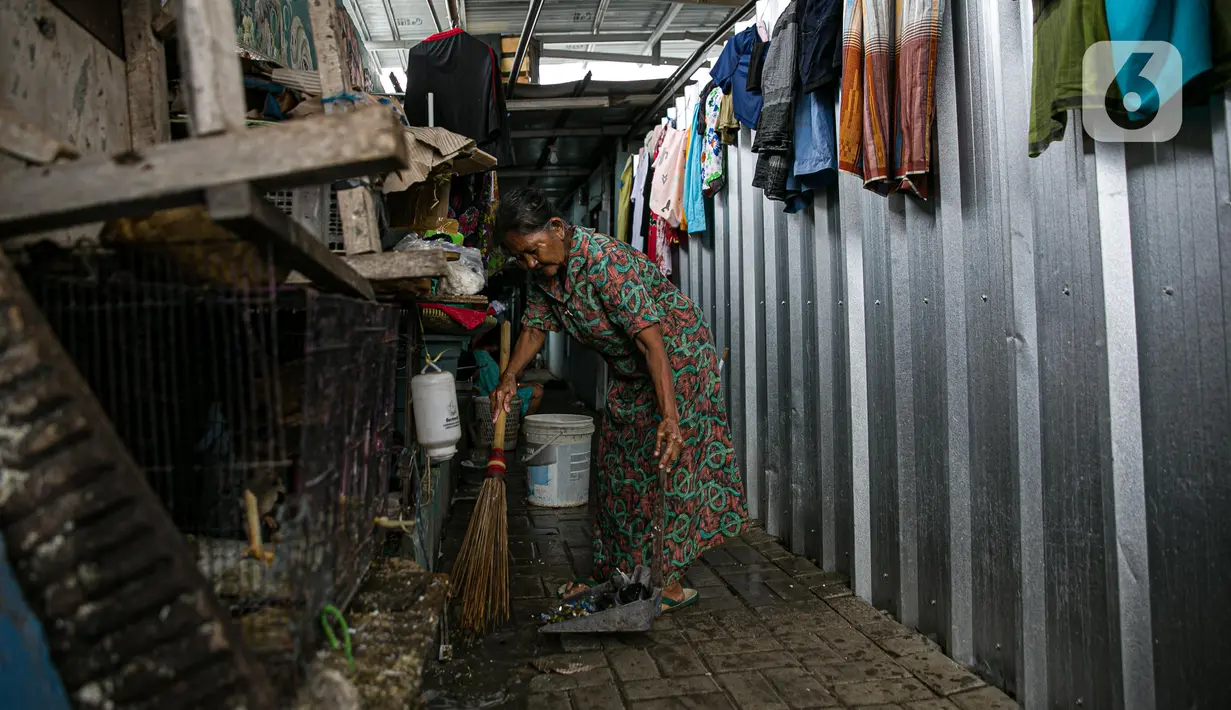 Warga beraktivitas di kawasan Kampung Akuarium, Jakarta, Selasa (17/2/2021). Peningkatan jumlah penduduk miskin Indonesia karena penurunan pendapatan yang dialami oleh hampir seluruh lapisan masyarakat akibat pandemi corona COVID-19. (Liputan6.com/Faizal Fanani)