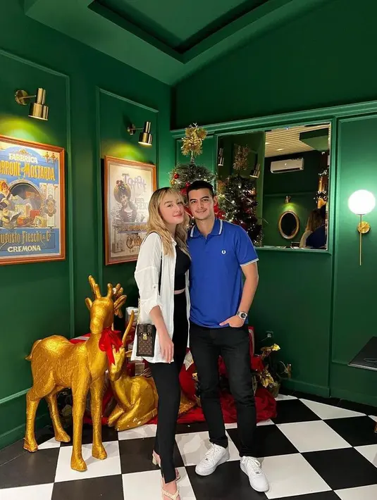 Kali ini, Natasha tampil bergaya casual memadukan kemeja, crop top dan celana panjang. Sementara sang kekasih memadukan kaos polo dengan celana panjang. Serasi! (Instagram/ciomanassero).