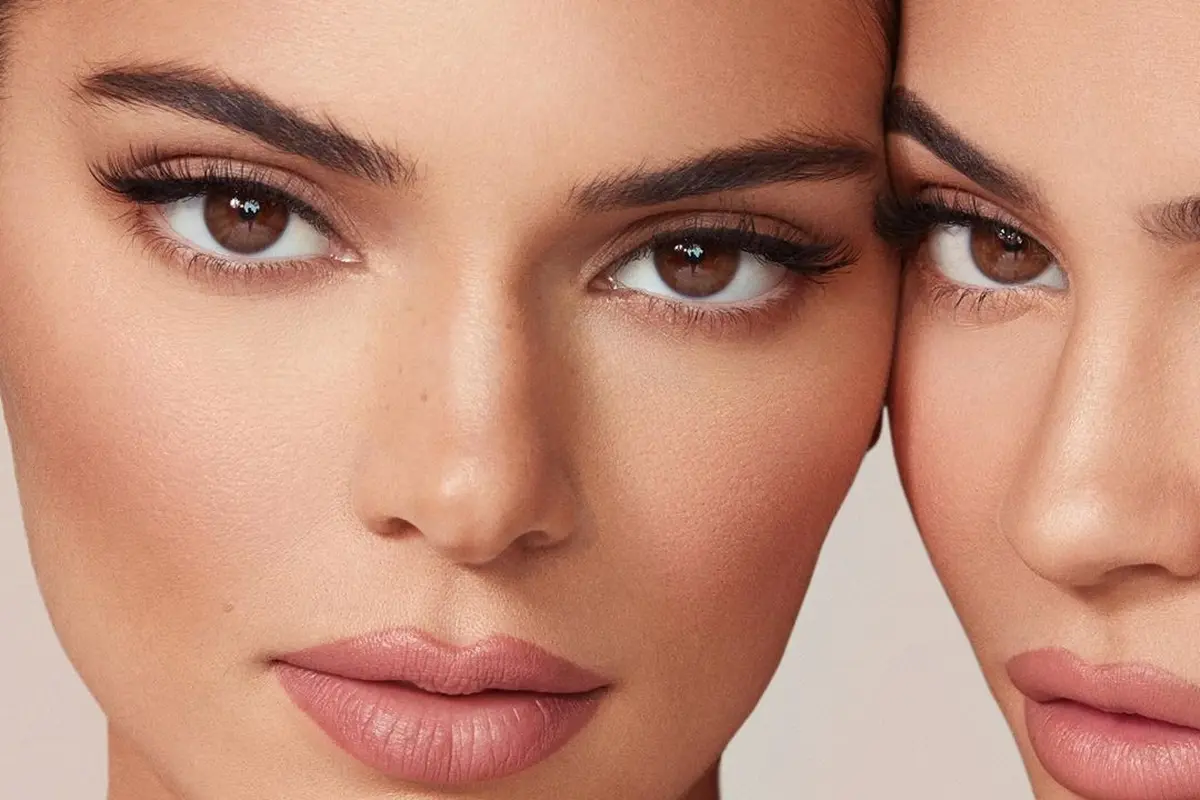 Kolaborasi Makeup Kylie dan Kendall Jenner Hadir dengan Nuansa Klasik