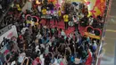 Aliando mampu menghipnotis ratusan penggemarnya saat menyanyi usai konferensi pers film "Janji Hati" yang dibintanginya di kawasan Pejaten, Jakarta, Selasa (3/2/2015). (Liputan6.com/Herman Zakharia)