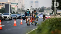 Warga menggunakan sepeda di jalur khusus sepeda di kawasan Jalan Sudirman, Jakarta, Selasa (14/7/2020). Pemprov DKI Jakarta memutuskan untuk meniadakan jalur sepeda sementara di kawasan protokol Jalan Sudirman-Thamrin, Jakarta Pusat mulai Minggu (19/7/2020) mendatang. (Liputan6.com/Faizal Fanani)