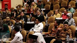 Anggota DPD dari Sulawesi Utara, Benny Ramdani mengikuti Sidang Paripurna DPD RI di Gedung Nusantara V, Kompleks Parlemen, Jakarta, Senin (3/4). Hujan interupsi mewarnai perdebatan terkait pembahasan agenda rapat paripurna DPD. (Liputan6.com/Johan Tallo)