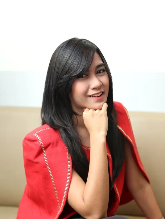 'Senang bangat pastinya, ohya, mereka sering kasih aku aksesoris, seperti kalung, gelang ya hadiah gitu, lucu-lucu aku suka pakai,' kata Anisa. (Andy Masela/Bintang.com)